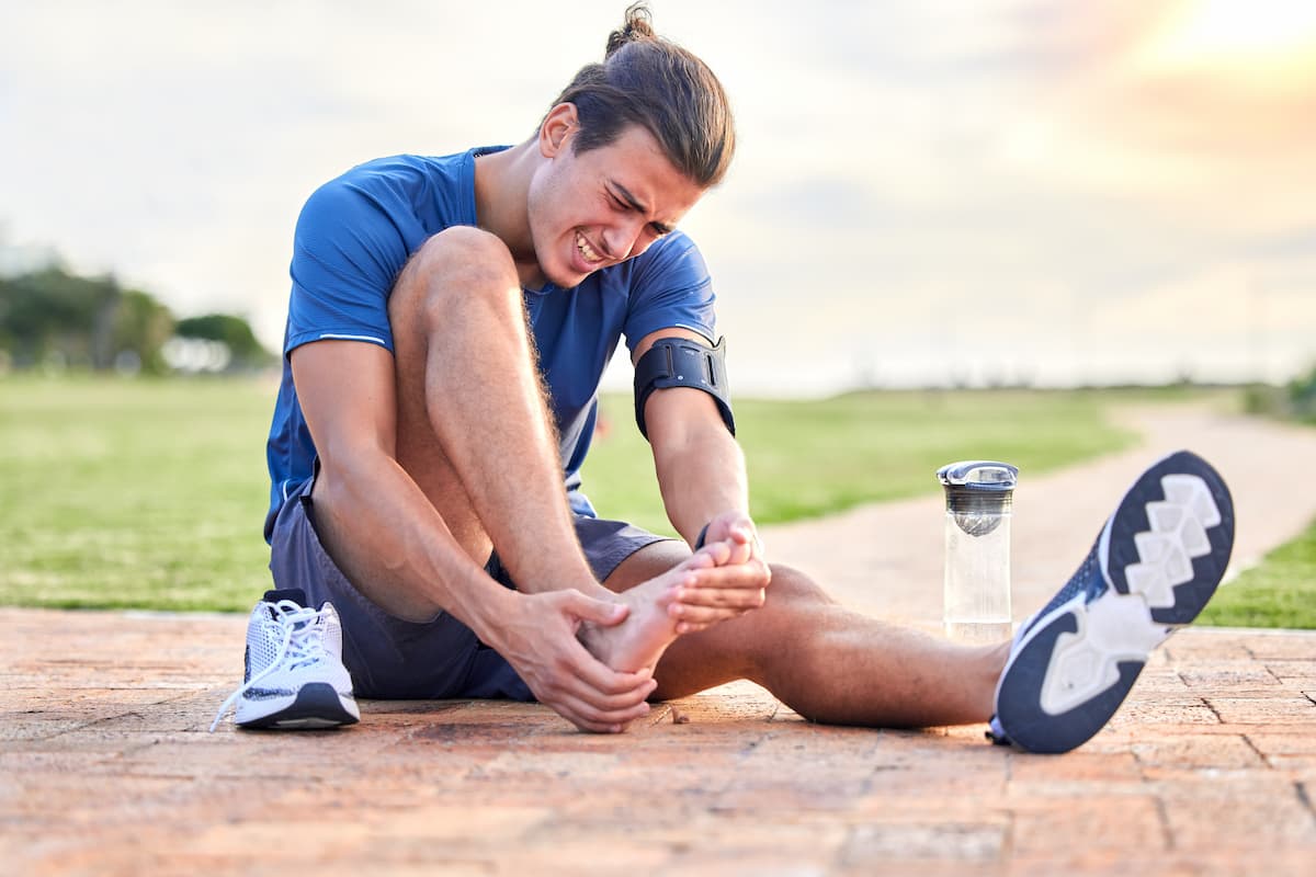 Deportista con dolor muscular y articular